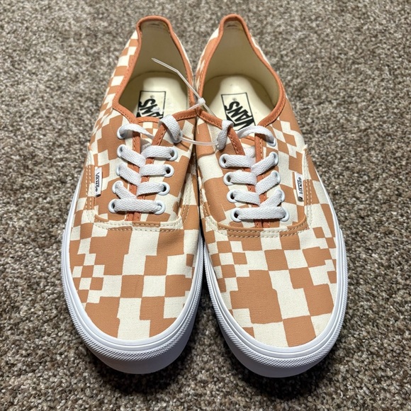 Vans Women’s size 11.5 Orange and Cream Geometric Platform - Picture 3 of 9